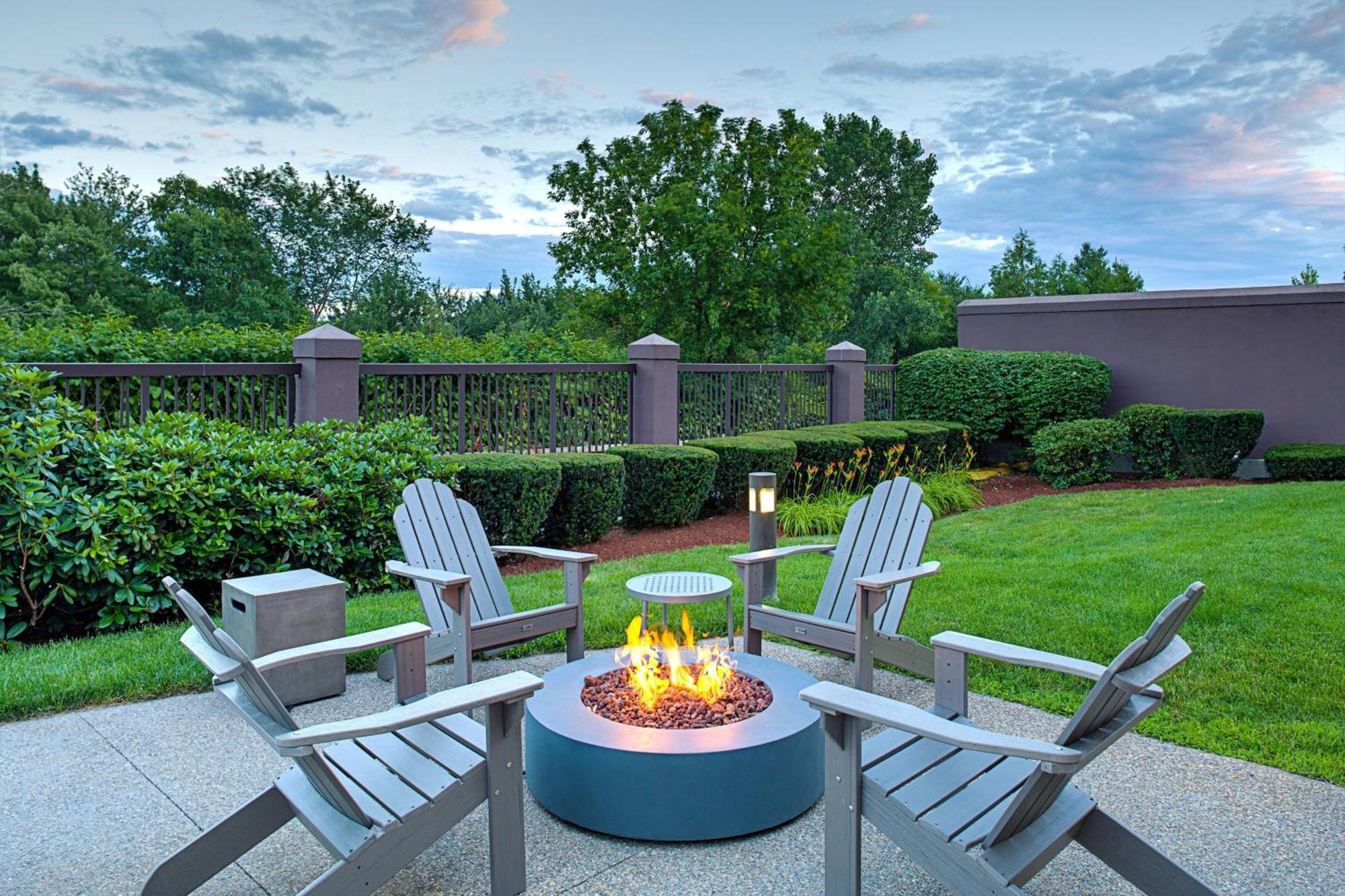 Courtyard Manchester-Boston Regional Airport Exterior photo
